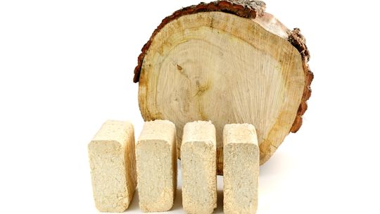 Czym palić w kominku? Brykietem drzewnym!